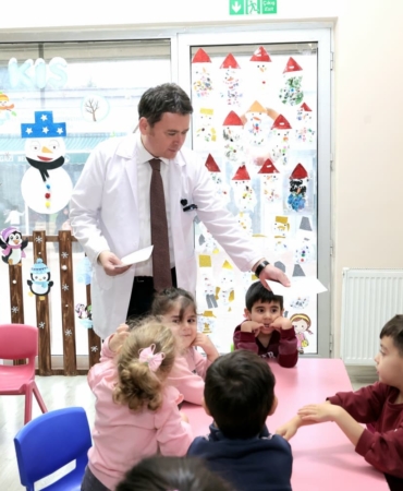 Başkan Erkan Aydın mesleğini çocuklara tanıttı