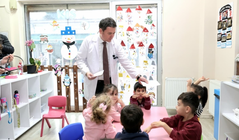 Başkan Erkan Aydın mesleğini çocuklara tanıttı