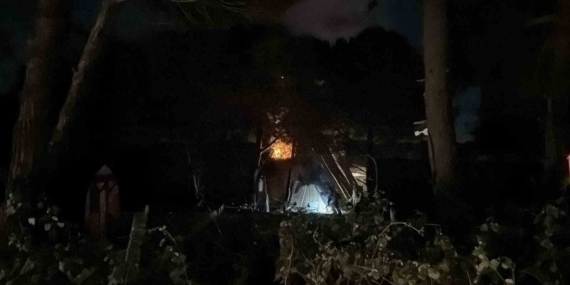 Arnavutköy Terkos’ta boşaltılan bungalov evler alev alev yandı