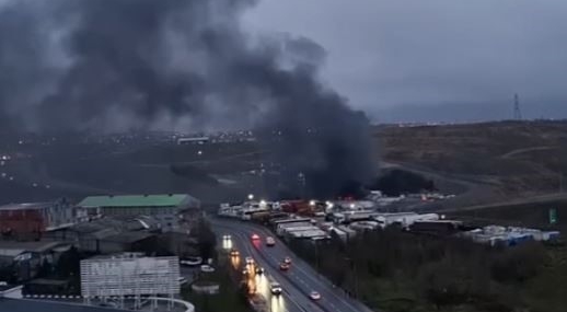 Sultangazi’deki su dolum tesisinde yangın çıktı