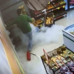 Markette ilginç anlar: Yangın tüpü yere düştü, çalışan panikle kaçtı