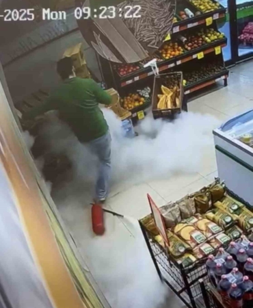 Markette ilginç anlar: Yangın tüpü yere düştü, çalışan panikle kaçtı