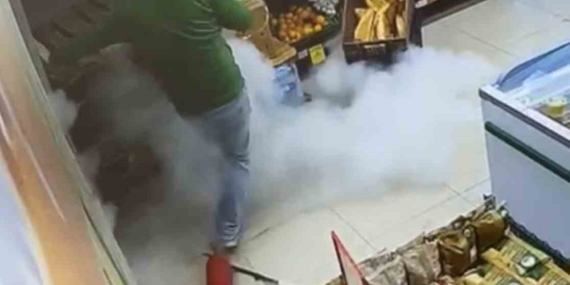 Markette ilginç anlar: Yangın tüpü yere düştü, çalışan panikle kaçtı