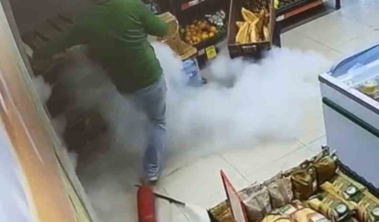 Markette ilginç anlar: Yangın tüpü yere düştü, çalışan panikle kaçtı