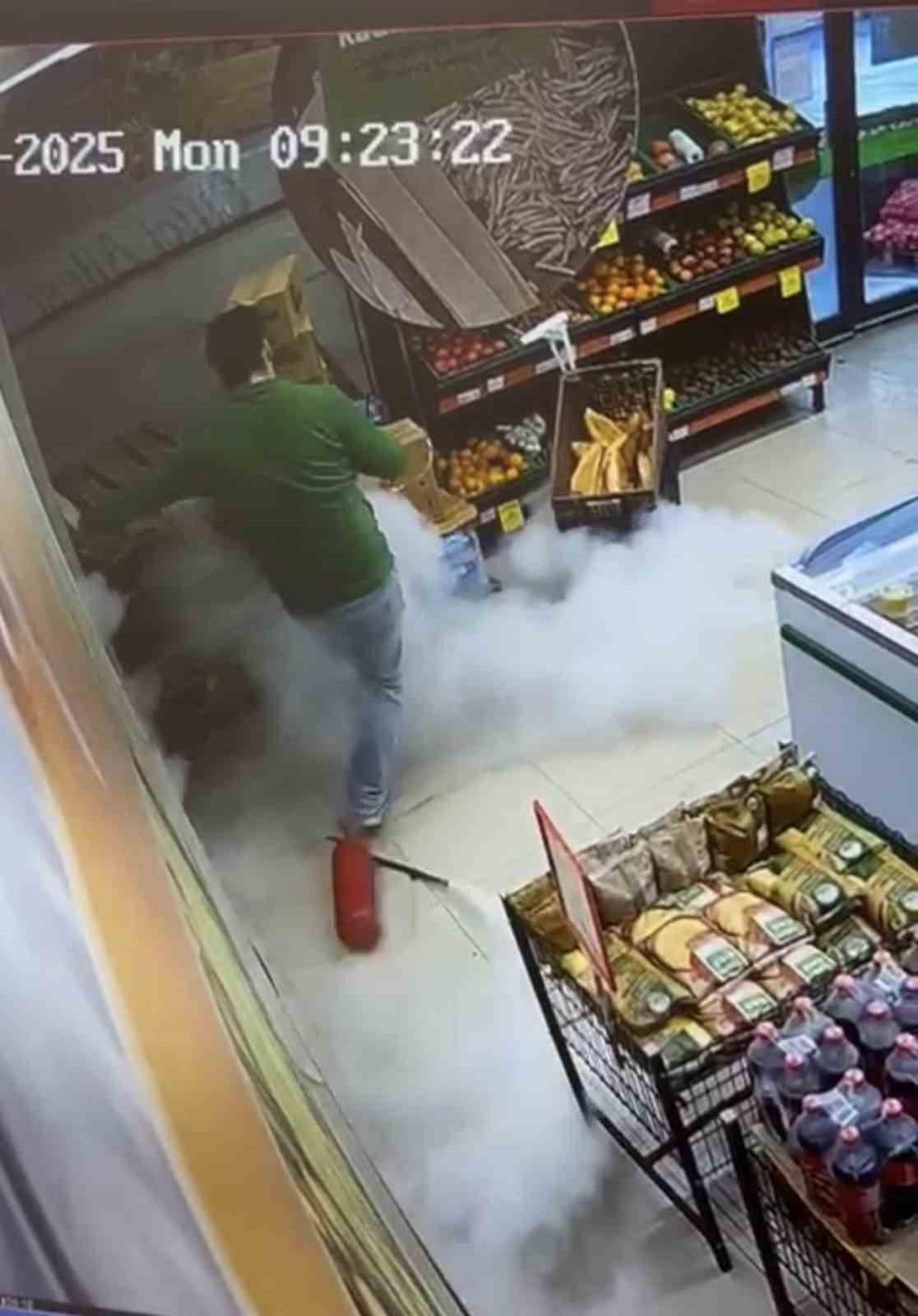 Markette ilginç anlar: Yangın tüpü yere düştü, çalışan panikle kaçtı