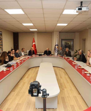 Büyükgöz, yıkım kararı alınan binanın mülk sahipleriyle bir araya geldi