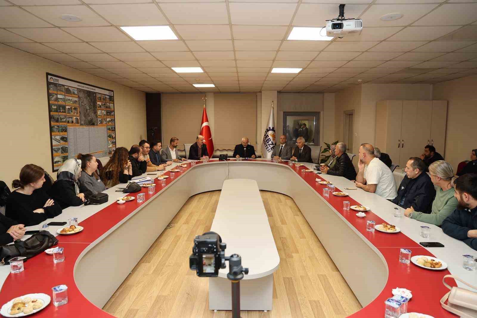 Büyükgöz, yıkım kararı alınan binanın mülk sahipleriyle bir araya geldi