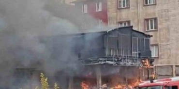 Pendik Kaynarca’da bir araçta başlayan yangın çevrede bulunan bina ve mekanlara da sıçradı. Olay yerine çok sayıda itfaiye ekibi sevk edildi.