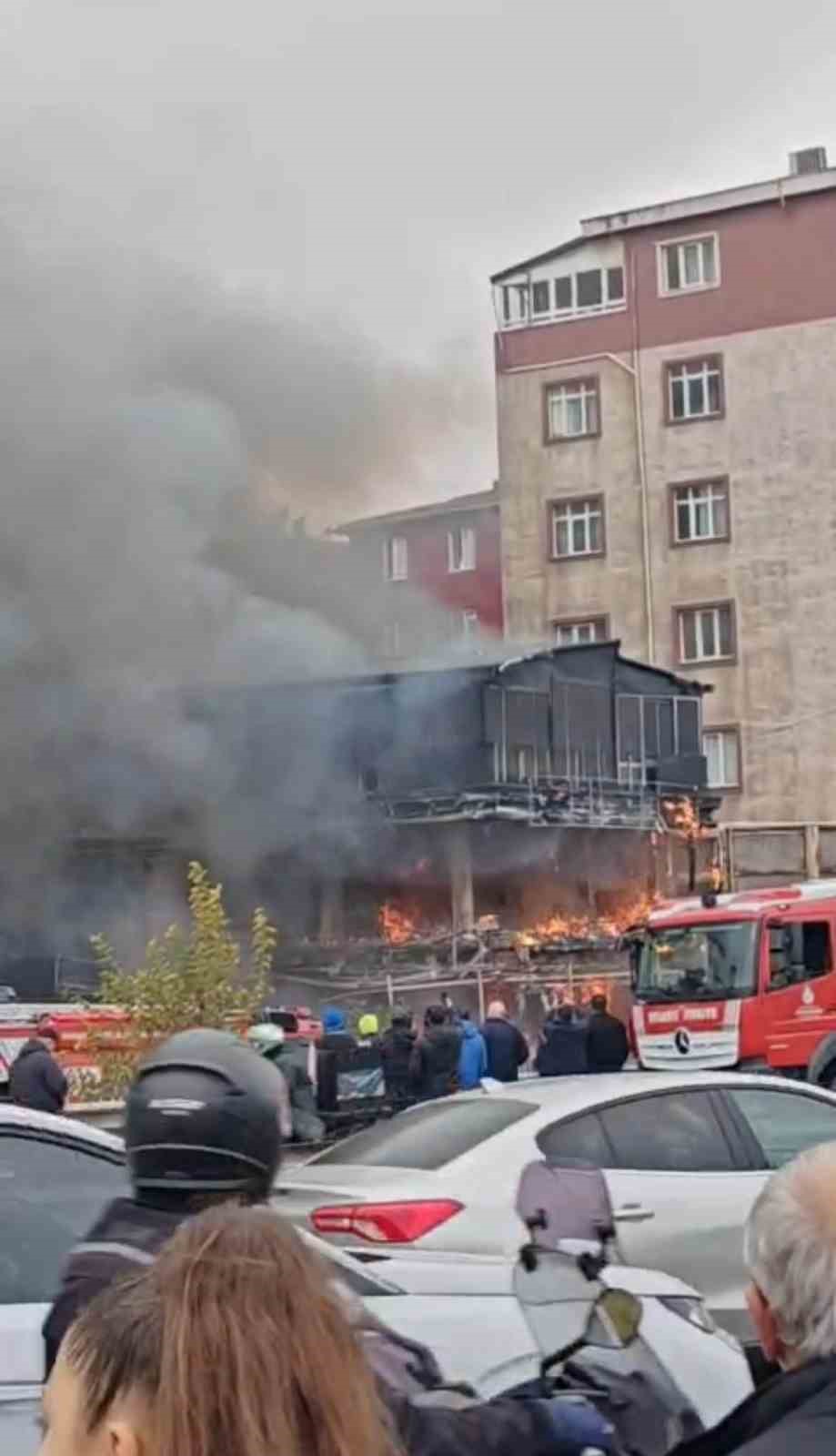 Pendik Kaynarca’da bir araçta başlayan yangın çevrede bulunan bina ve mekanlara da sıçradı. Olay yerine çok sayıda itfaiye ekibi sevk edildi.