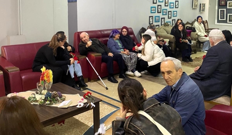 Üniversiteli gençlerden huzurevi ziyareti