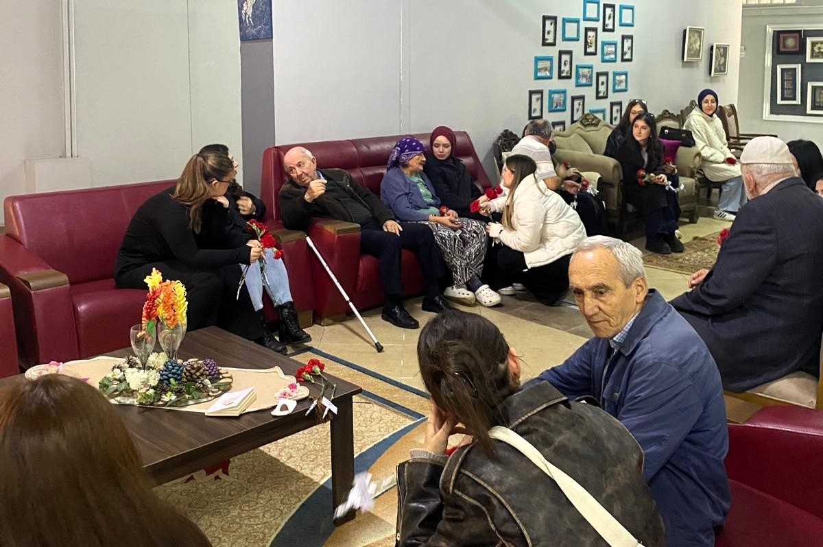 Üniversiteli gençlerden huzurevi ziyareti