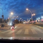 Kırmızı ışık ihlali yapan motosikletli yayaya çarptı, 2 kişi yaralandı: O anlar kamerada