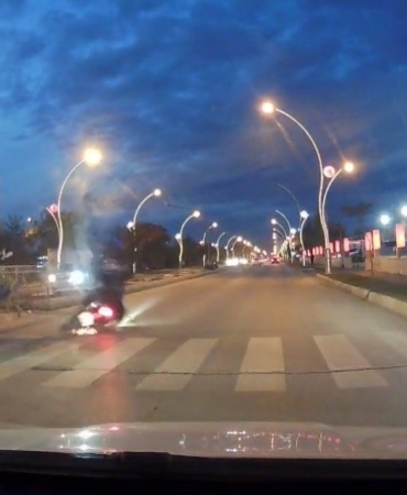 Kırmızı ışık ihlali yapan motosikletli yayaya çarptı, 2 kişi yaralandı: O anlar kamerada