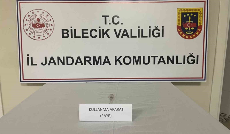 Bilecik’te ’dur’ ihtarına uymayan araçtan uyuşturucu kullanma aparatı çıktı