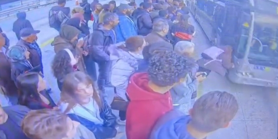 Metrobüs durağında dehşet anı: Bayılan kız metrobüsün önüne düştü