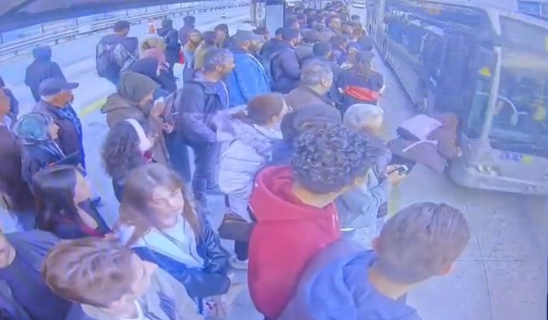 Metrobüs durağında dehşet anı: Bayılan kız metrobüsün önüne düştü