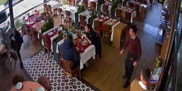 Ünlü sanatçı Cahit Berkay, kullandığı araçla restorana daldı
