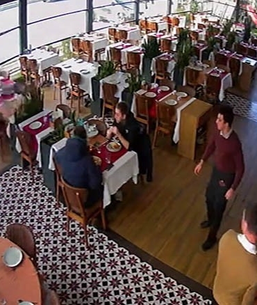 Ünlü sanatçı Cahit Berkay, kullandığı araçla restorana daldı