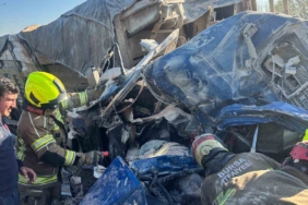 Bariyerlere saplanıp demir yığınına dönen kamyon kabininde can pazarı