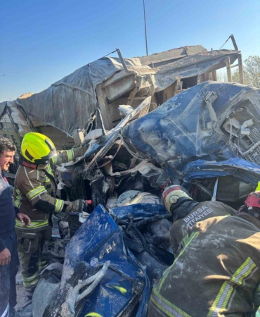 Bariyerlere saplanıp demir yığınına dönen kamyon kabininde can pazarı