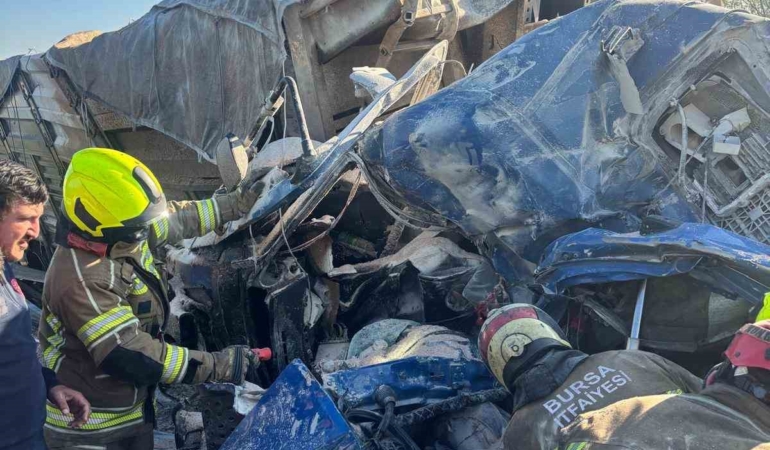 Bariyerlere saplanıp demir yığınına dönen kamyon kabininde can pazarı