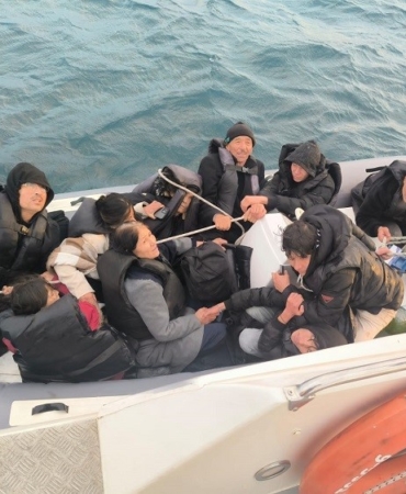Ayvalık açıklarında 10 göçmen kurtarıldı