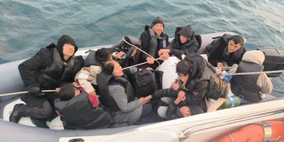 Ayvalık açıklarında 10 göçmen kurtarıldı