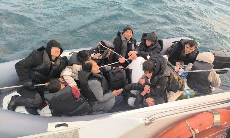 Ayvalık açıklarında 10 göçmen kurtarıldı