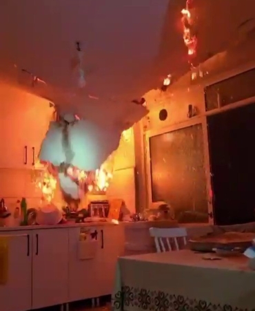 Yangında tavan çöktü, itfaiye ekipleri ölümden döndü... O anlar kameraya yansıdı