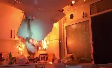 Yangında tavan çöktü, itfaiye ekipleri ölümden döndü... O anlar kameraya yansıdı