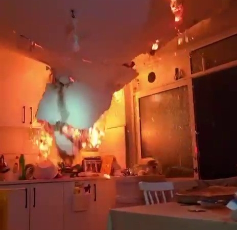 Yangında tavan çöktü, itfaiye ekipleri ölümden döndü... O anlar kameraya yansıdı