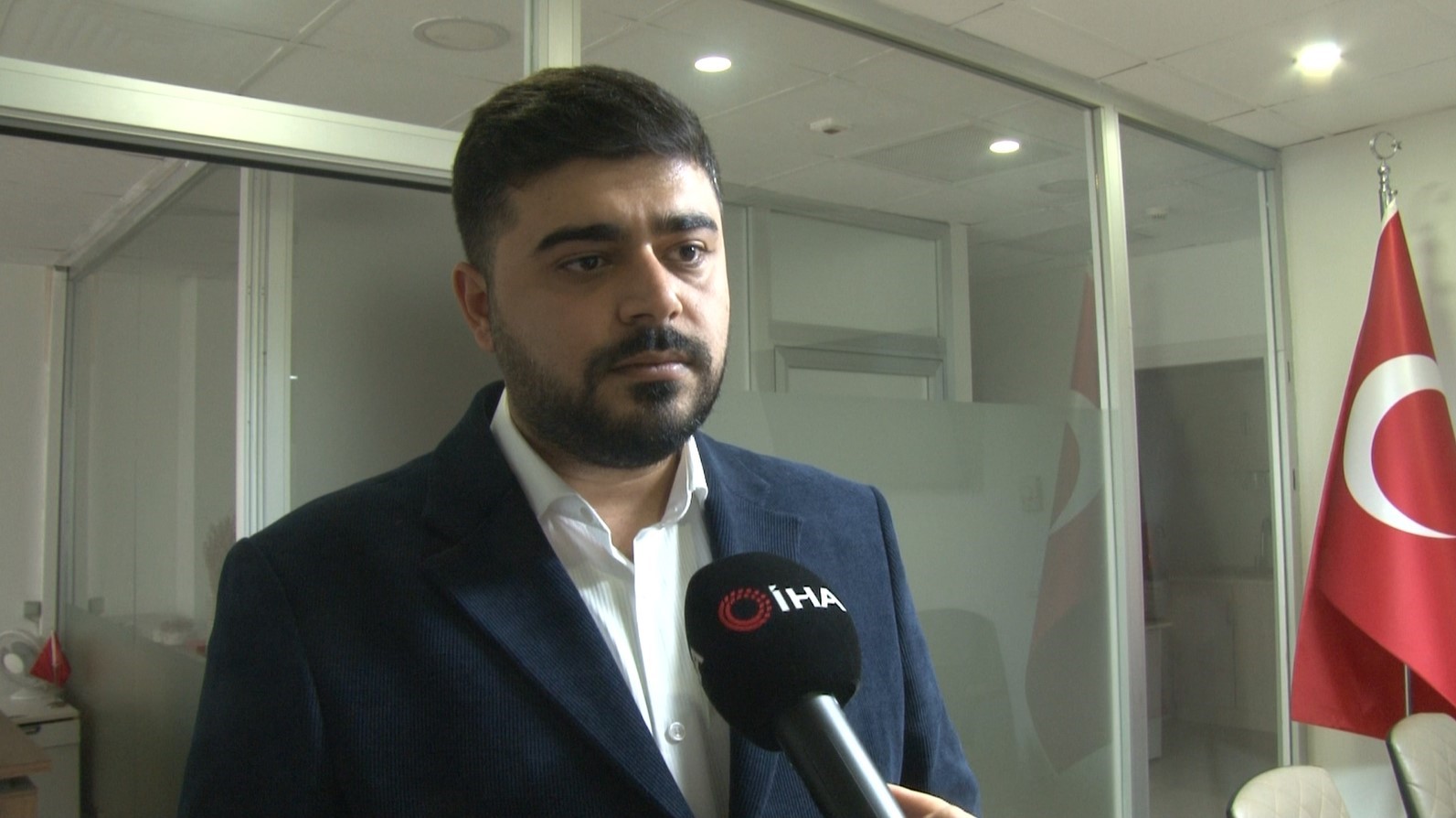 Villaya silahlı saldırı: Hem ateş etti hem telefonla o anları kameraya çekti