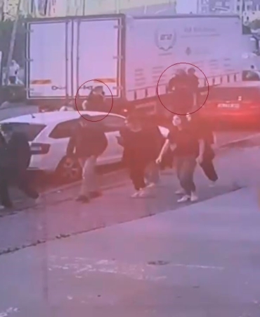 Beylikdüzü’nde okul çıkışında dehşeti yaşadılar: Ters yönden gelen scooter, kadına ve çocuğa çarptı; o anlar kamerada