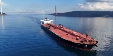 Rusya’nın en büyük limanında vurulan gemi İstanbul Boğazı’ndan geçti