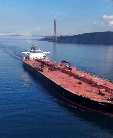 Rusya’nın en büyük limanında vurulan gemi İstanbul Boğazı’ndan geçti