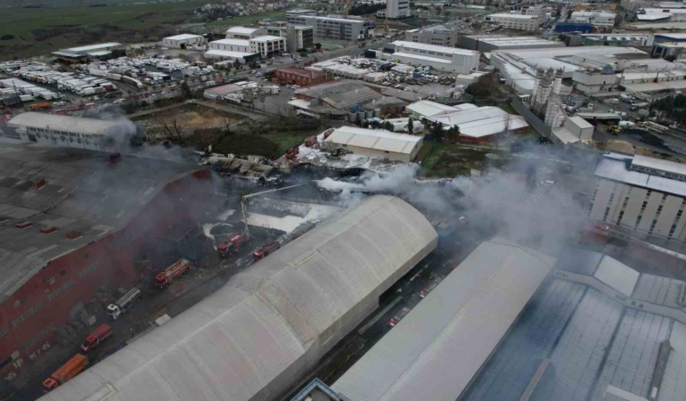 Esenyurt’ta devam eden fabrika yangını havadan görüntülendi