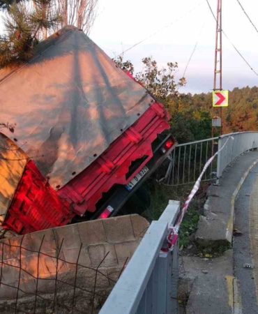 Pendik’te kamyonet kontrolden çıktı: Faciayı ağaçlar önledi