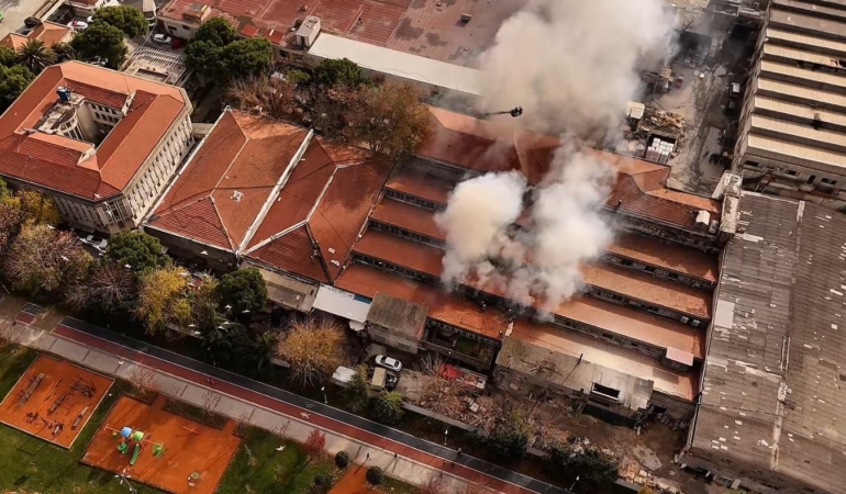 Bakırköy’de fabrika yangınında yükselen dumanlar kilometrelerce uzaktan görüldü