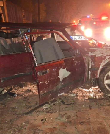 Alkollü sürücü sollama yaparken duvara çarptı: 3 yaralı