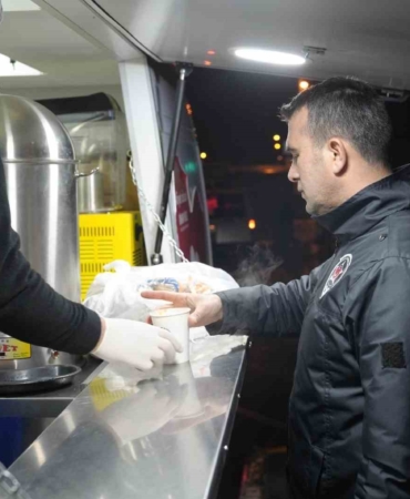 Kartal Belediyesi’nden vatandaşlara sıcak çorba ikramı