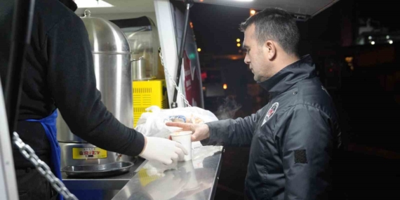 Kartal Belediyesi’nden vatandaşlara sıcak çorba ikramı