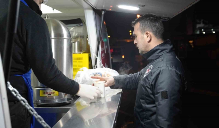 Kartal Belediyesi’nden vatandaşlara sıcak çorba ikramı