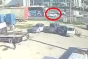 Yürekler ağza geldi, yolcu otobüsü otomobili metrelerce savurdu