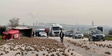 Şeker pancarı yüklü tır 2 araca çarpıp devrildi: 1’i ağır 5 yaralı