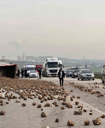 Şeker pancarı yüklü tır 2 araca çarpıp devrildi: 1’i ağır 5 yaralı