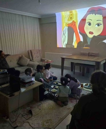 Çocuk evlerinde kalan çocuklara çizgi film sürprizi