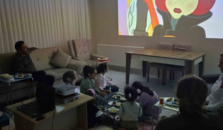 Çocuk evlerinde kalan çocuklara çizgi film sürprizi