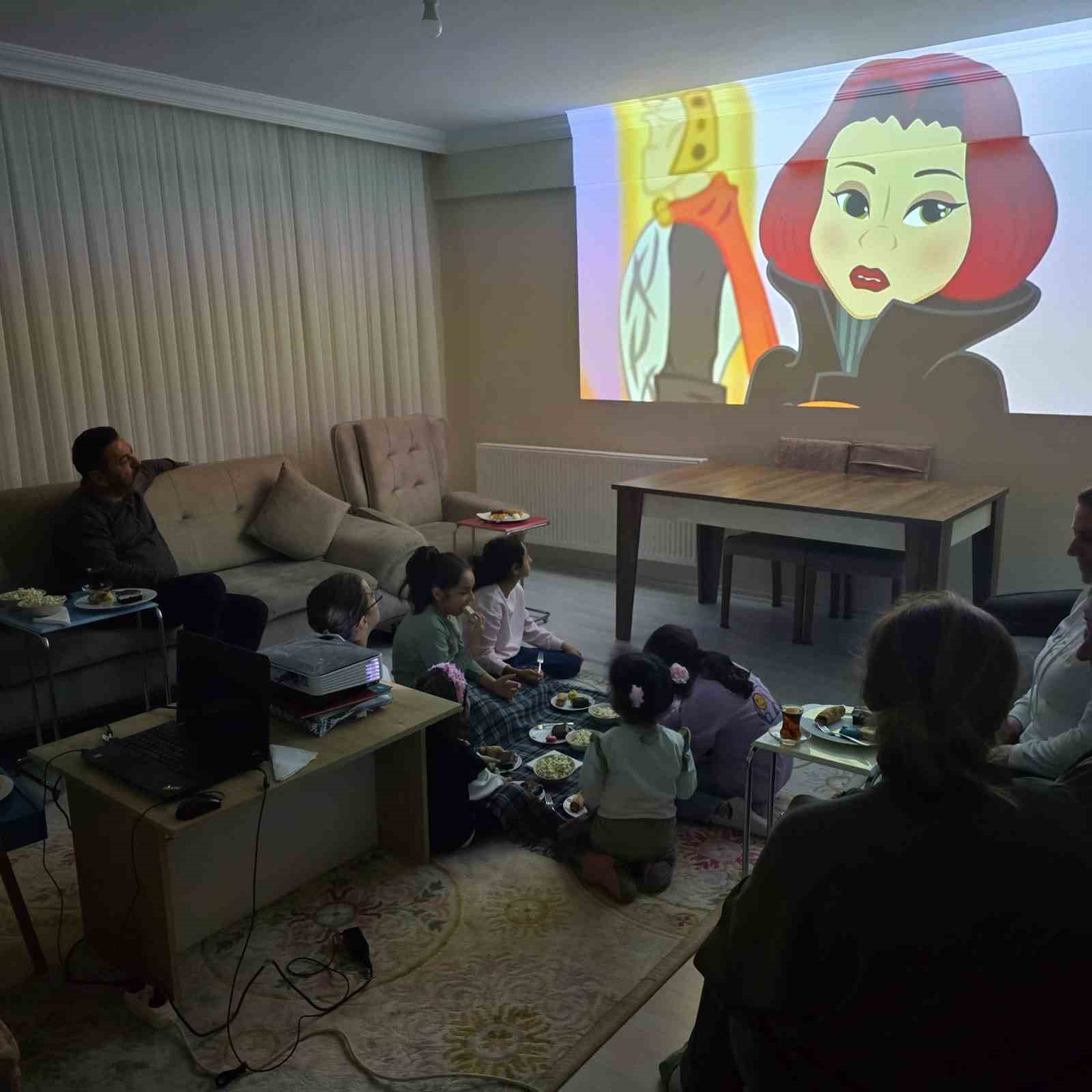 Çocuk evlerinde kalan çocuklara çizgi film sürprizi