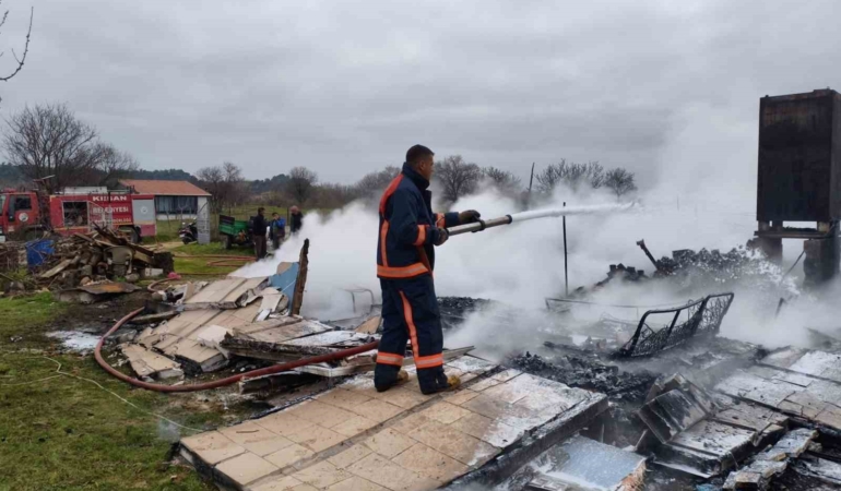 Keşan’da çıkan yangınlarda 2 ev kullanılamaz hale geldi