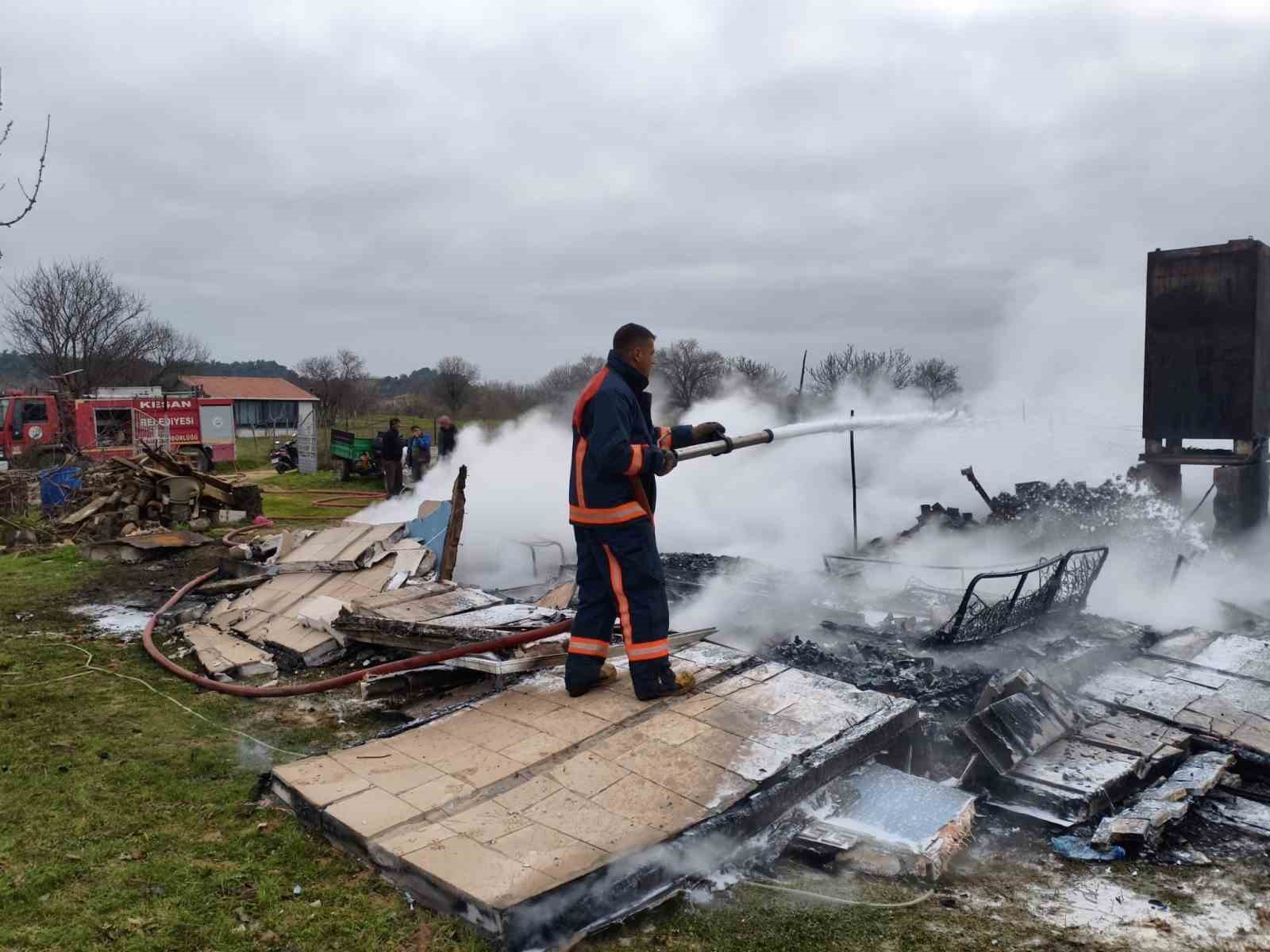 Keşan’da çıkan yangınlarda 2 ev kullanılamaz hale geldi
